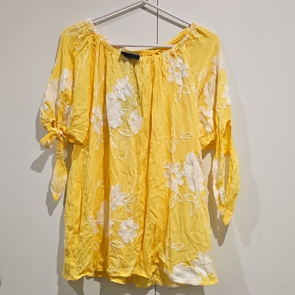 Beautiful Yellow Floral Ladies Top 100% Rayon And Hasnt Been Worn Yet